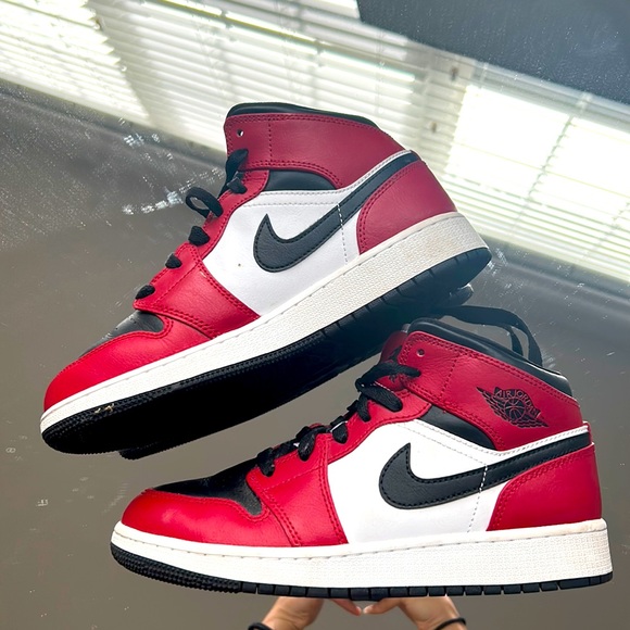 Air Jordan 1 Mid GS 'Chicago Black Toe' - Picture 1 of 3
